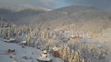 鸟瞰群山中白雪覆盖的房屋.. 冬季的乡村景观.. 喀尔巴阡山村庄在雪中从高处